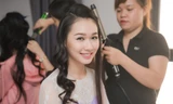 Thí sinh HHVN duyên dáng trong phòng trang điểm
