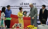 Ông Tony Williamson - Tổng giám đốc Công ty Xe khách Phương Trang (thứ 2 từ phải sang) tại Lễ bàn giao 200 xe ô tô Mitsubisshi Attrage MC