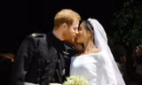 Đám cưới của Hoàng tử Anh Harry, 33 tuổi, và nữ diễn viên người Mỹ Meghan Markle, 36 tuổi, diễn ra hôm nay tại nhờ thờ Winsor, nơi Harry từng được làm lễ rửa tội. Sau nghi lễ trong nhà nguyện, Harry nắm tay Meghan tiến ra cổng, dừng lại, nhìn và trao nhau