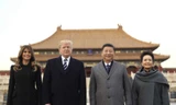 Tổng thống Mỹ Donald Trump và phu nhân Melania Trump chụp ảnh cùng Chủ tịch Trung Quốc Tập Cận Bình và phu nhân Bành Lệ Viện tại Tử Cấm Thành. Ảnh: AP 