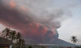 Núi lửa Agung thả cột tro bụi cao tới hàng nghìn mét. Ảnh: Reuters