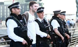 Cảnh sát Anh tay ôm súng, miệng tươi cười giữa 'tâm bão' khủng bố