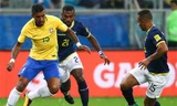 Paulinho (áo vàng) tiếp tục chơi tốt trong màu áo tuyển Brazil. Ảnh: Reuters