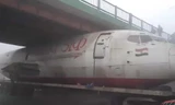 Hy hữu: Boeing B737 mắc kẹt dưới gầm cầu ở Ấn Độ