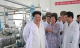 Chủ tịch Kim Jong-un tham quan Viện nghiên cứu sinh học ở Bình Nhưỡng vào tháng 6/2015. Ảnh: KCNA