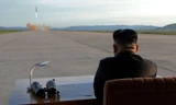 Chủ tịch Kim Jong-un theo dõi một vụ thử vũ khí. Ảnh: KCNA