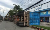 Đang ôm cua, xe container lật ngang đường