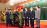 Bộ trưởng Tài chính Đinh Tiến Dũng gióng cồng khai trương phiên mở đầu thị trường chứng khoán Hà Nội đầu năm.