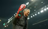 Jose Mourinho ăn mừng như muốn khóc sau chiến thắng trước Celta Vigo.