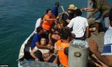Các nạn nhân được đưa vào bờ cấp cứu.