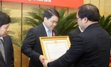 Bí thư Thành ủy Hà Nội Hoàng Trung Hải trao huân chương cho Chủ tịch UBND TP Nguyễn Đức Chung