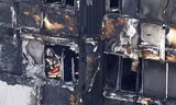 Một lính cứu hỏa khám xét hiện trường tòa chung cư Grenfell. Ảnh: SWNS