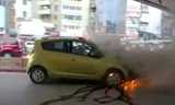 Ô tô đang chạy bất ngờ bốc cháy ngùn ngụt