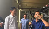 Nhân viên VWS báo cáo quy trình xử lý nước thải từ rác. Đồng thời uống nước thải sau khi đã xử lý trước đoàn công tác. Ảnh Việt Văn