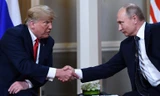 Vẻ mặt căng thẳng khi ông Trump và Putin bắt tay ở Phần Lan
