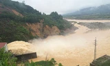 Nhà máy thủy điện Hố Hô (Hà Tĩnh) xả lũ. Ảnh: Đức Hùng.