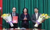 Phó Bí thư Thường trực Thành ủy Hà Nội Ngô Thị Thanh Hằng trao Quyết định bổ nhiệm Phó Trưởng ban Tổ chức Thành ủy Đường Hoài Nam (bên trái) và Phó Trưởng ban Tuyên giáo Thành ủy Đào Xuân Dũng (bên phải). Ảnh Hà Nội mới