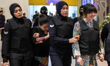 Hôm 24/10, Đoàn Thị Hương và Siti Aisyah được đưa đến sân bay Kuala Lumpur - nơi xảy ra vụ ám sát ông Kim Chol hồi tháng 2/2017. Ảnh: AFP