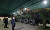 Chủ tịch Triều Tiên Kim Jong-un đứng cạnh tên lửa đạn đạo xuyên lục địa Hwasong-14. Ảnh: KCNA