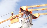 Công nhân tiến hành sửa chữa điện trực tiếp trên đường dây mang điện. Ảnh: Thanh Trần. 