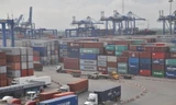 Hàng hóa nhập cảng tại cảng Cát Lái. 
