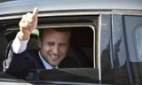 Tổng thống Emmanuel Macron rời nhà đến điểm bỏ phiếu hôm qua, 18/6. Ảnh: AFP