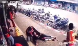 Nạn nhân 38 tuổi ngã vật xuống đường sau sự cố giật điện. Ảnh cắt từ màn hình
