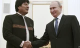 Tổng thống Nga Putin bắt tay ông Evo Morales. Ảnh: VOA