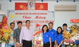 Chị Vương Thanh Liễu, Phó bí thư Thành Đoàn, Chủ tịch Hội đồng Đội TPHCM, gửi lẵng hoa và chúc mừng lãnh đạo, phóng viên báo Tiền Phong tại TPHCM. 