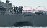 Tàu khu trục USS John S. McCain thủng một lỗ lớn trên thân sau vụ va chạm. Ảnh: AFP