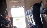 Thấy máy bay quá bí, người phụ nữ mở cửa thoát hiểm cho thoáng