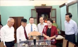 Chủ tịch Quốc hội Nguyễn Thị Kim Ngân tham quan và nghe giới thiệu không gian làm việc của Chủ tịch Hồ Chí Minh trong Nhà 67. Ảnh: Trọng Đức/TTXVN