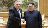 Ngoại trưởng Mỹ Mike Pompeo bắt tay nhà lãnh đạo Triều Tiên Kim Jong Un trong cuộc gặp hồi tháng 5. Ảnh: AP