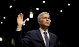 Mỹ Neil Gorsuch tuyên thệ sau khi được phê chuẩn chức vụ Chánh án Tòa án tối cao Mỹ. Ảnh: Reuters
