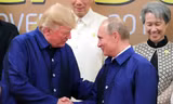 Nhìn gần cái bắt tay của Tổng thống Trump - Putin tại lễ đón APEC