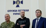Ông Babchenko (giữa) xuất hiện trong cuộc họp báo ngày 30/5. Ảnh: AP