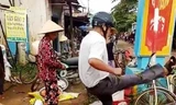 Trưởng công an xã có hành động phản cảm bị người dân quay clip đưa lên mạng xã hội (ảnh cắt từ clip)