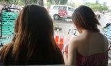 Hai cô gái bị đưa vào trung tâm bảo trợ xã hội khi ngồi trong quán cà phê.