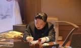 Chủ tịch Kim Jong-un bên bàn làm việc. Ảnh: Yonhap