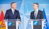 Tổng thư ký NATO Jens Stoltenberg (phải) và Thủ tướng Montenegro Dusko Markovic (trái). Ảnh: Reuters