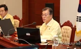 Tổng thống Hàn Quốc Moon Jae-in trong cuộc họp Nội các sáng nay, 21/8. Ảnh: Yonhap
