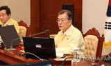 Tổng thống Hàn Quốc Moon Jae-in trong cuộc họp Nội các sáng nay, 21/8. Ảnh: Yonhap