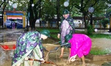 Bộ đội giúp dọn dẹp vệ sinh, làm sạch bùn đất tại các trường học, đường phố bị ngập lũ của TT-Huế.
