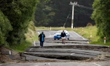 Chưa kịp hoàn hồn sau trận động đất xảy ra lúc nửa đêm, khoảng nửa ngày sau, người dân Đảo Nam (New Zealand) tiếp tục phải trải qua một dư chấn mạnh 6,2 độ Richter. Ảnh: Reuters