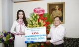 Hoa hậu Mỹ Linh tặng 100 triệu cho Quỹ hoạt động xã hội báo Tiền Phong