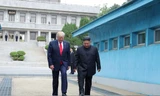 Hai ông Trump - Kim gặp nhau tại DMZ ngày 30/6. Ảnh: KCNA