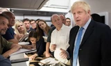 Thủ tướng Boris Johnson trả lời phóng viên trên đường đến Mỹ. Ảnh: PA Media