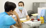 Hà Nội có chính sách khuyến khích người dân trong việc đưa người nhiễm HIV đến cơ sở y tế điều trị thuốc kháng vi-rút HIV (ARV). Ngoài ra, nhân viên y tế vận động được người nhiễm chịu điều trị cũng được thưởng ngay. Ảnh minh hoạ: Internet