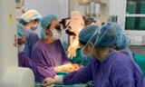 Các bác sĩ tiến hành phẫu thuật cho bệnh nhi