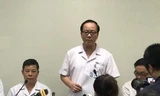 PGS.TS Trần Minh Điển, Phó Giám đốc Bệnh viện Nhi T.Ư thông báo tình hình sức khỏe của bé trai 3 tuổi bị bỏ quên trên xe đưa đón. Ảnh: Thái Hà